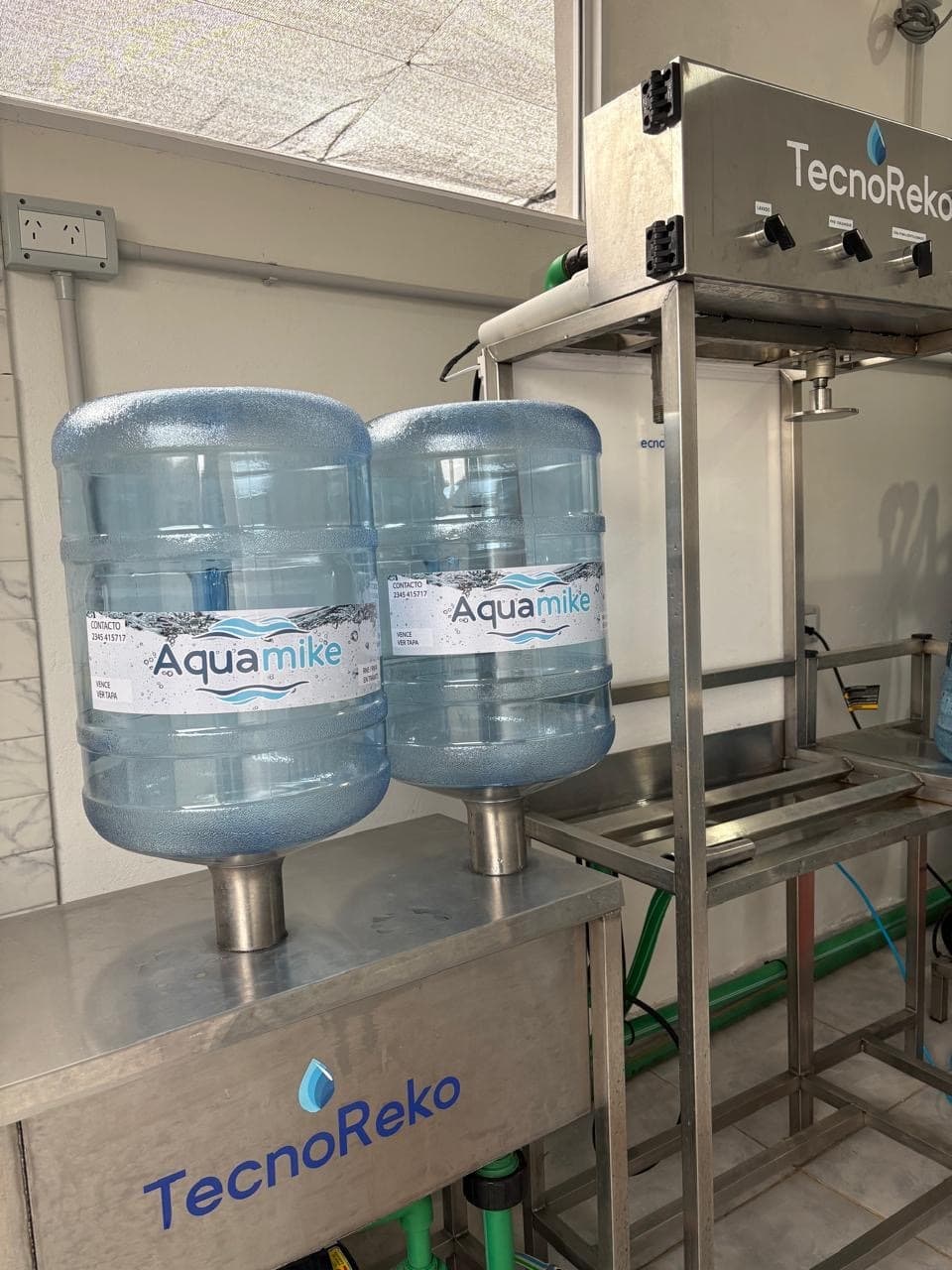 Planta potabilizadora de AquaMike: la llenadora, los filtros y el equipo de ozono